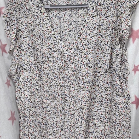 Jones New York Tops - JONES NEW YORK - 2X Women's White Floral V-Neck Ruffle Sleeve Top